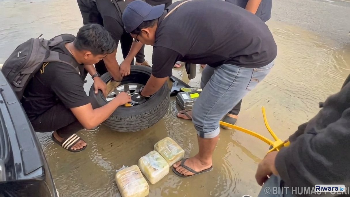 Anggota Bareskrim menemukan 5 kg sabu di ban serep mobil